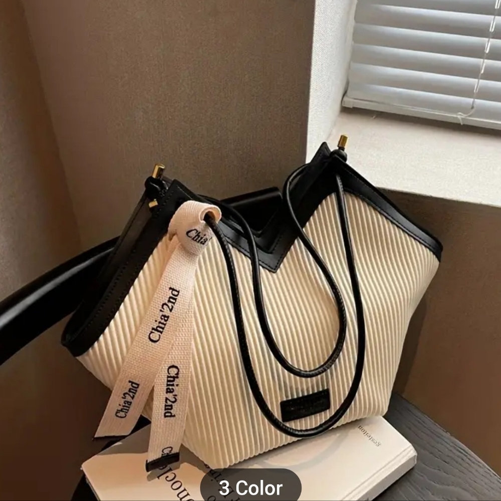 Women's Heart Shape Shoulder Bag Off White PU Leather NWT